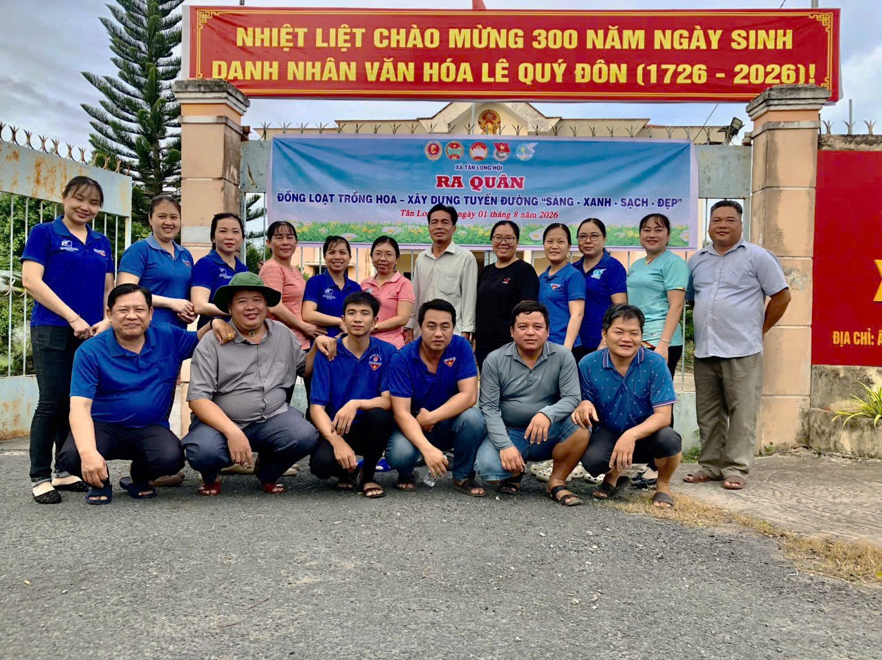 Xã Tân Long Hội đồng loạt ra quân trồng hoa trên các tuyến đường giao thông nông thôn trên địa bàn xã
