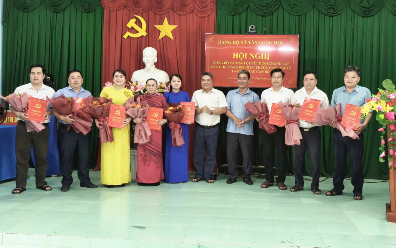 Hội nghị công bố và trao quyết định thành lập các chi, đảng bộ trực thuộc Đảng bộ xã và công tác cán bộ
