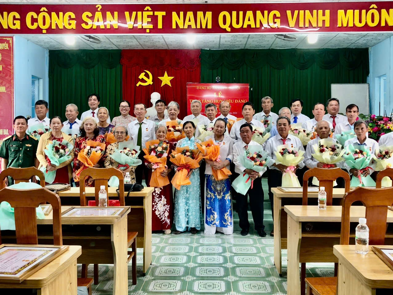 Đảng bộ xã Tân Long Hội tổ chức trao tặng Huy hiệu Đảng đợt 2/9