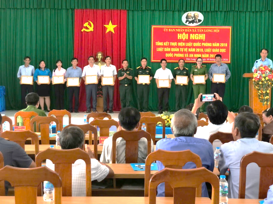 UBND xã Tân Long Hội Tổ chức Hội nghị Tổng kết thực hiện Luật Quốc phòng năm 2018, Luật Dân quân tự vệ năm 2019 và Luật Giáo dục quốc phòng và an ninh năm 2013