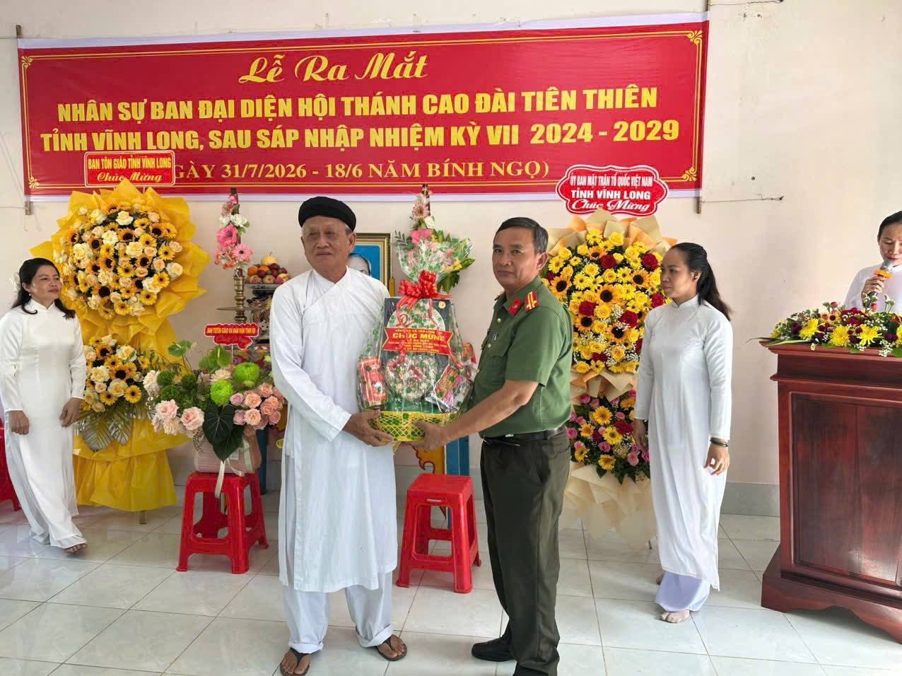 Công an xã Tân Long Hội thăm, chúc mừng lễ ra mắt Ban đại diện Hội thánh Cao Đài Tiên Thiên tỉnh vĩnh long sau sáp nhập, nhiệm kỳ VII (2024–2029)