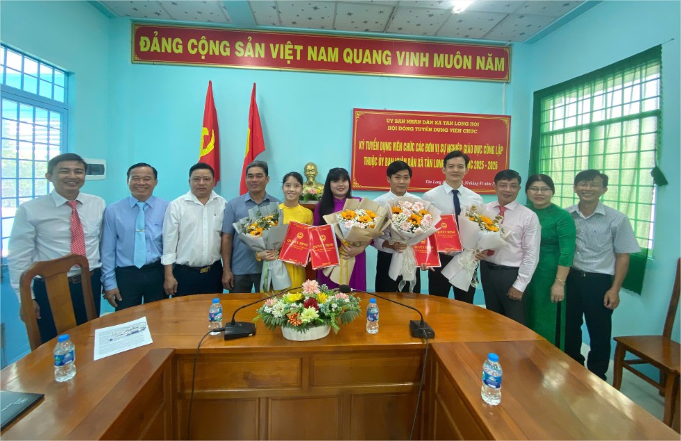 UBND xã Tân Long Hội trao Quyết định tuyển dụng viên chức giáo dục năm học 2025-2026