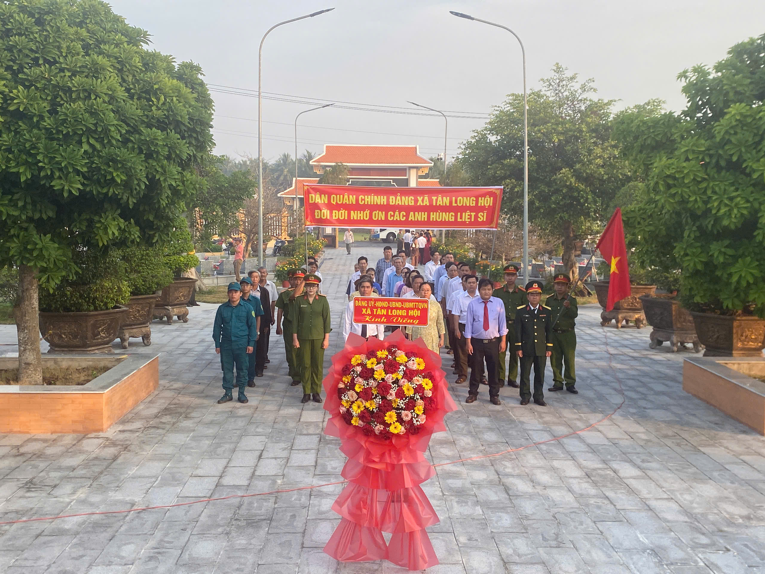 Lãnh đạo Đảng ủy – HĐND – UBND – Ủy ban MTTQ Việt Nam xã Tân Long Hội viếng Nghĩa trang liệt sĩ Mang Thít nhân kỷ niệm 96 năm ngày thành lập Đảng và mừng Xuân Bính Ngọ 2026